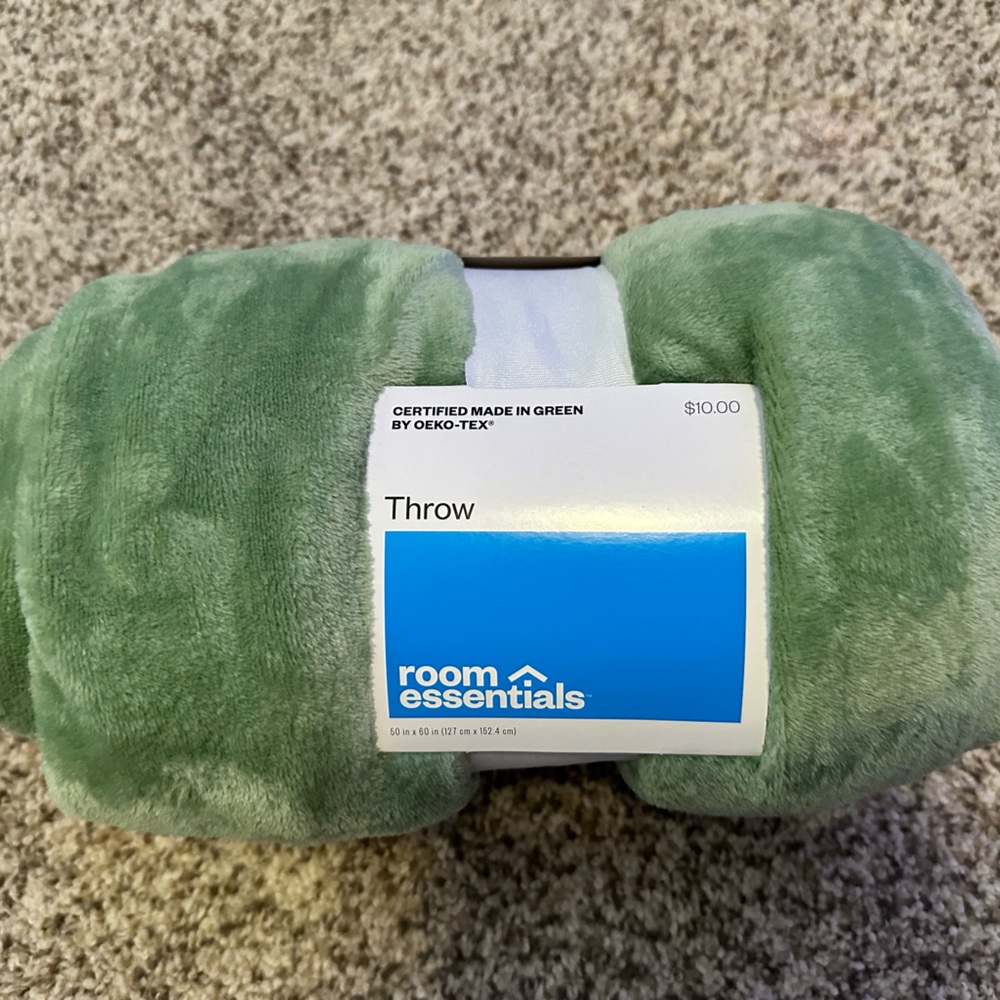 BRAND NEW GREEN TARGET BLANKET